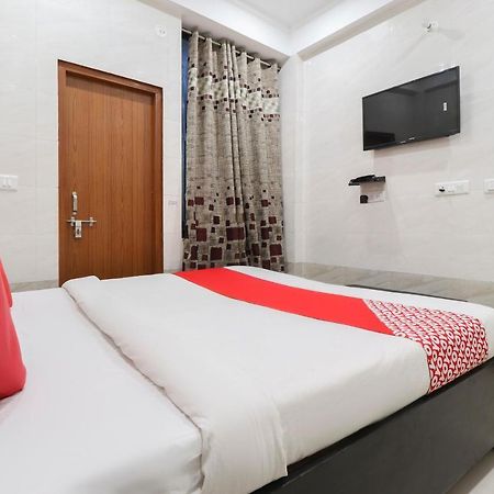 Oyo 69378 Trilok Dham Hotel Vrindāvan Exterior foto