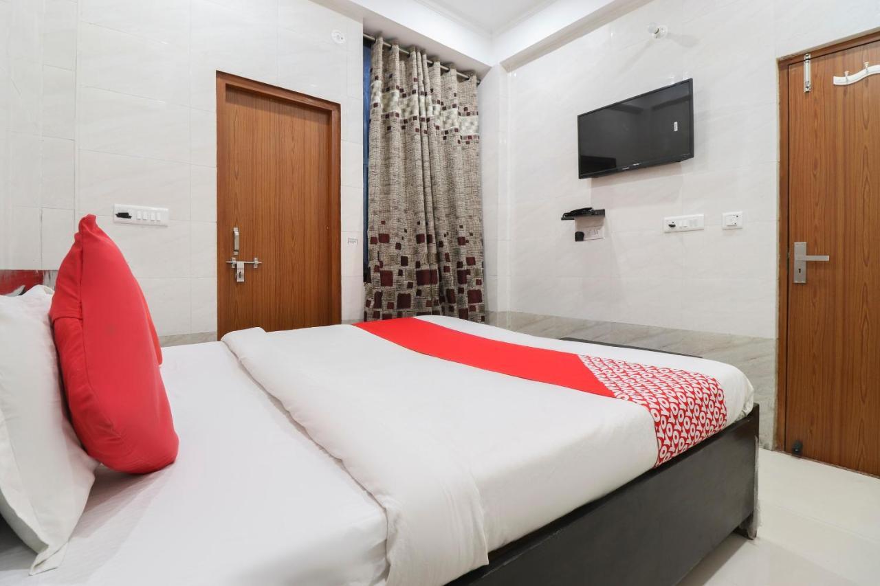 Oyo 69378 Trilok Dham Hotel Vrindāvan Exterior foto